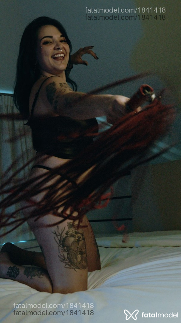 Acompanhante mulher com cabelo colorido de olhos verdes em Florianópolis - Blue Fetish
