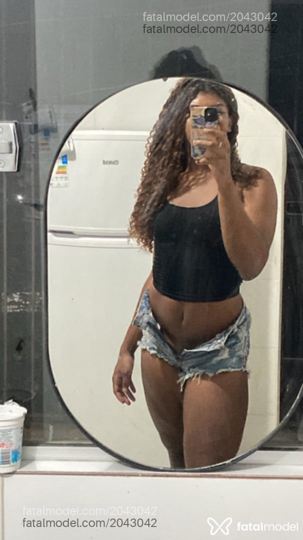 Acompanhante não-binário com cabelo castanho de olhos pretos em Ipatinga Acompanhante não-binário com cabelo castanho de olhos pretos em Ipatinga - Giselle
