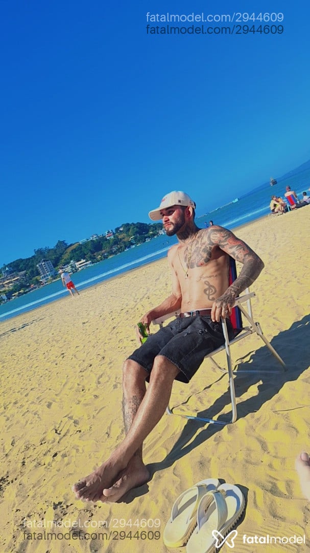 Acompanhante homem com cabelo castanho de olhos mel em Itapema - Rafael
