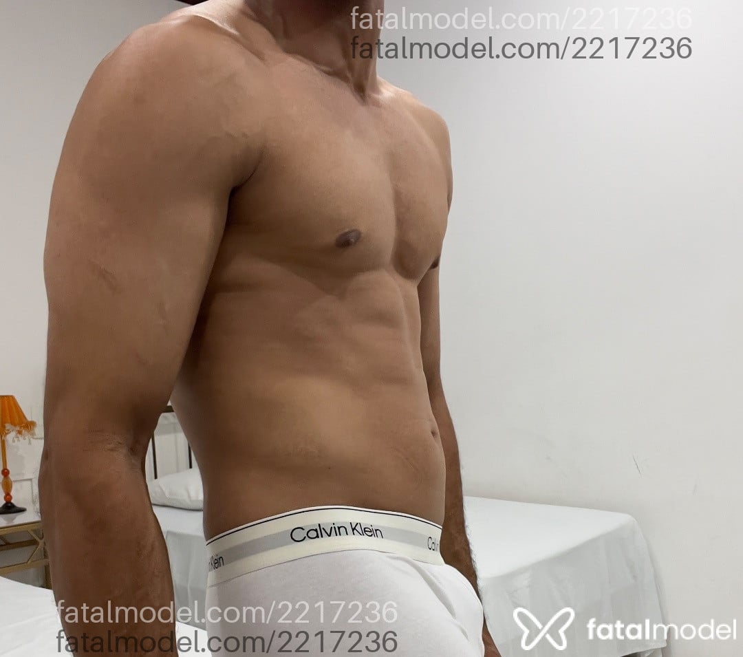 Acompanhante homem com cabelo castanho de olhos pretos - Apollo
