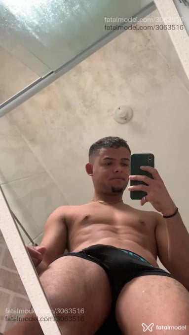 Acompanhante homem morena (o) de olhos castanhos em Virtual - Miguel