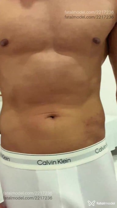 Acompanhante homem com cabelo castanho de olhos pretos - Apollo