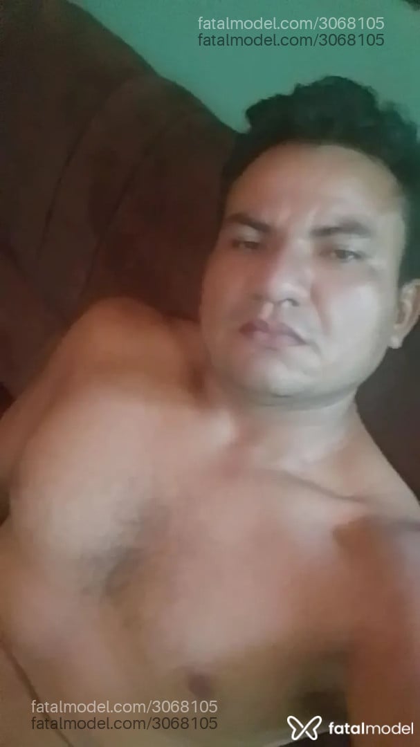 Acompanhante homem com cabelo castanho de olhos castanhos - Tiago Acompanhante homem com cabelo castanho de olhos castanhos - Tiago