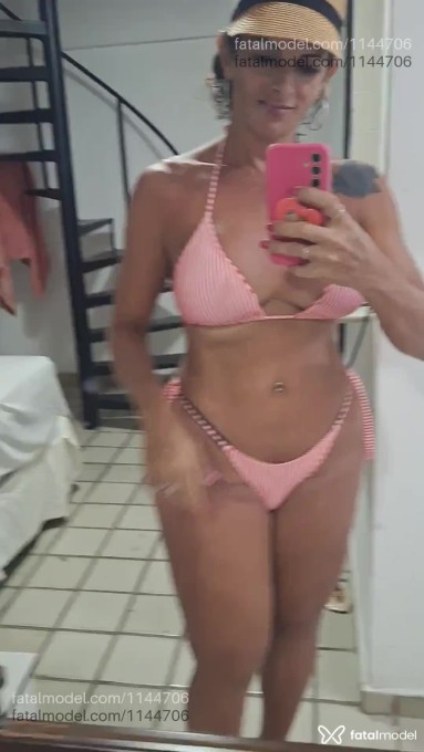 Acompanhante travesti com cabelo colorido de olhos castanhos em Mirassol D'oeste Acompanhante travesti com cabelo colorido de olhos castanhos em Mirassol D'oeste - Rayssa Costa