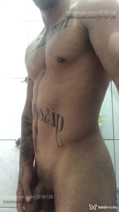 Acompanhante homem com cabelo castanho de olhos castanhos - Rindelin Miguel