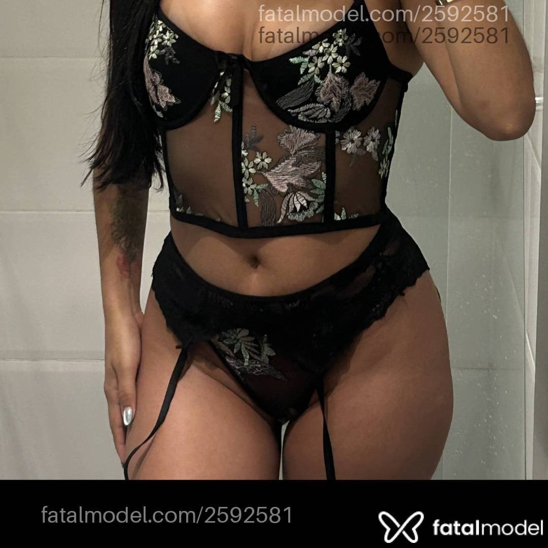 Acompanhante mulher com cabelo castanho de olhos castanhos - Camila Oliveira