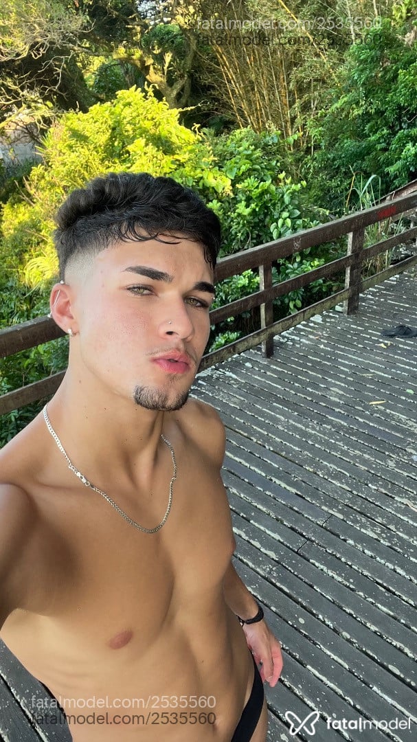 Acompanhante homem com cabelo castanho de olhos verdes em Florianópolis - Gabriel Nogueira