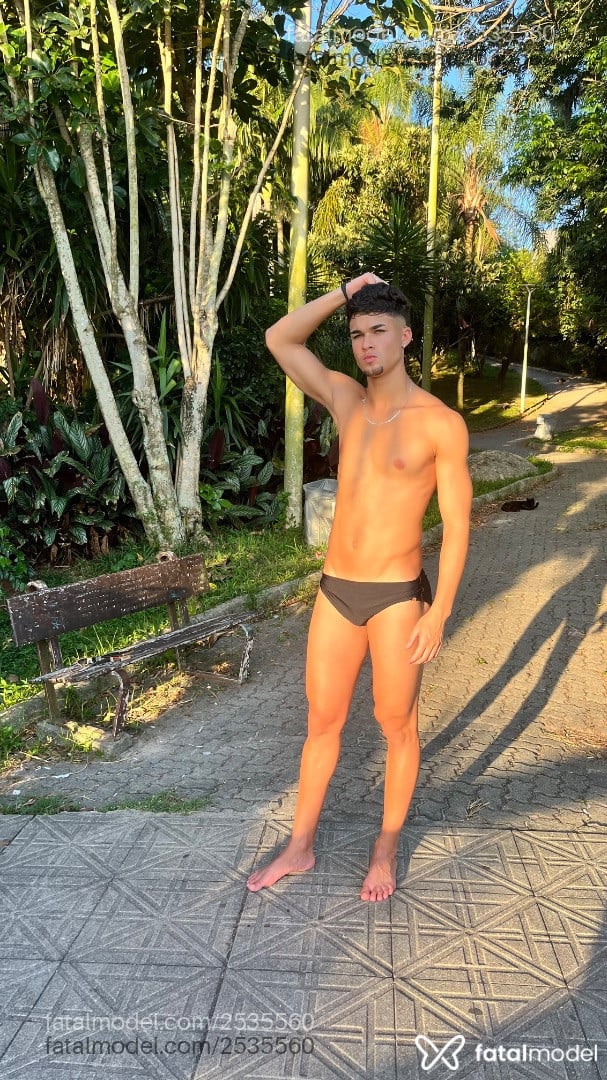 Acompanhante homem com cabelo castanho de olhos verdes em Florianópolis - Gabriel Nogueira
