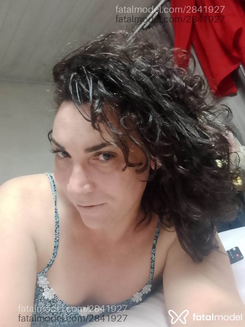 Acompanhante não-binário com cabelo castanho de olhos castanhos em Jaraguá do Sul - Jhuli Juntos