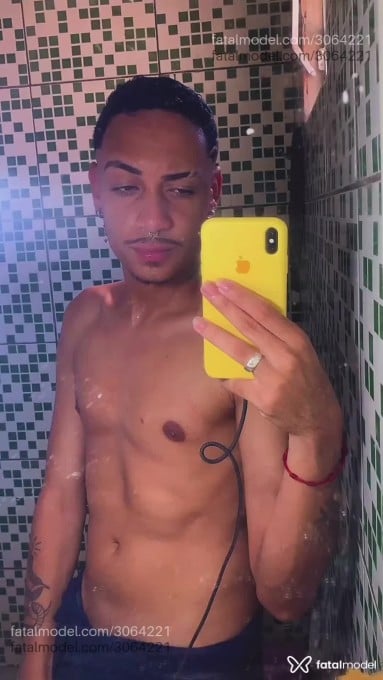 Acompanhante não-binário morena (o) de olhos castanhos em Piraúba - Lucas