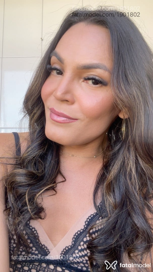 Acompanhante mulher trans com cabelo castanho de olhos pretos em São José - Isabelle Malcher