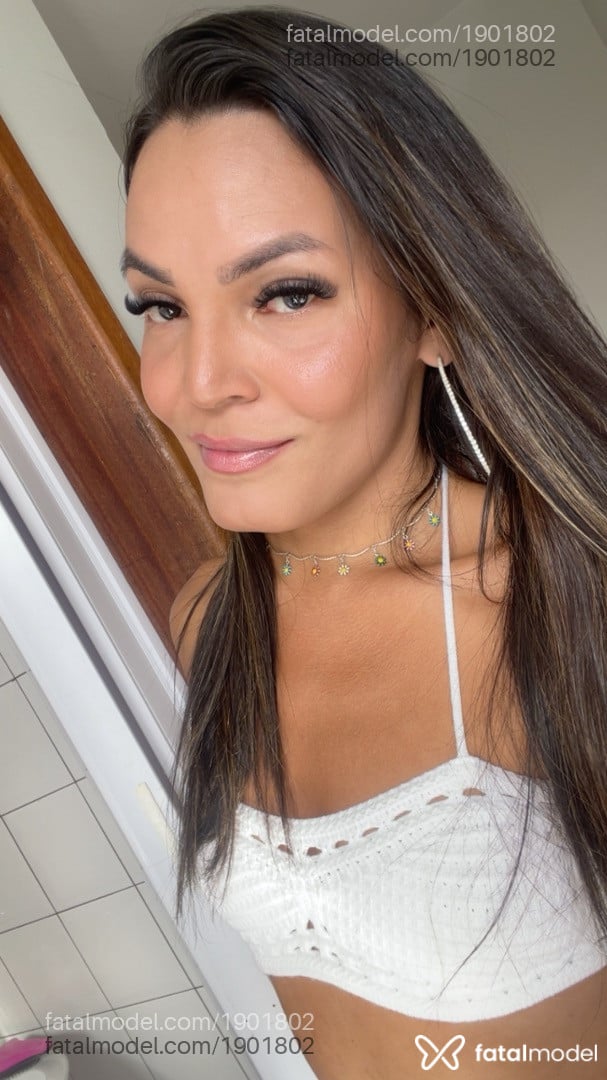 Acompanhante mulher trans com cabelo castanho de olhos pretos em São José - Isabelle Malcher