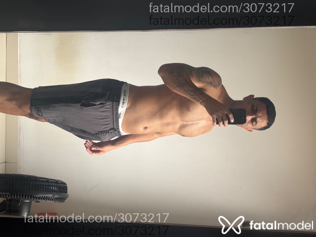 Acompanhante homem morena (o) de olhos pretos em Virtual - Júnior