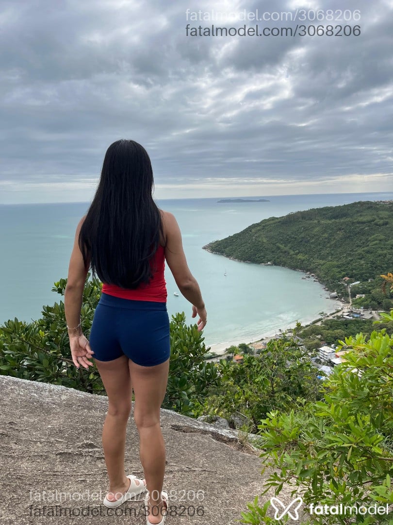 Acompanhante mulher morena (o) de olhos pretos - Ariel Fraz
