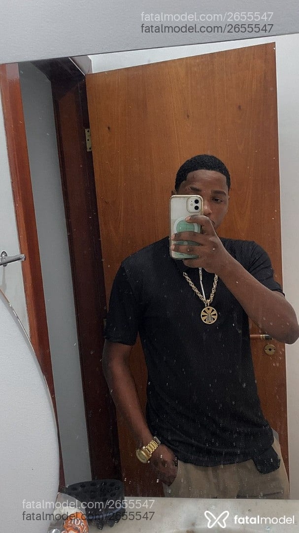 Acompanhante homem com cabelo castanho de olhos pretos em Pindamonhangaba Acompanhante homem com cabelo castanho de olhos pretos em Pindamonhangaba - Sorriso