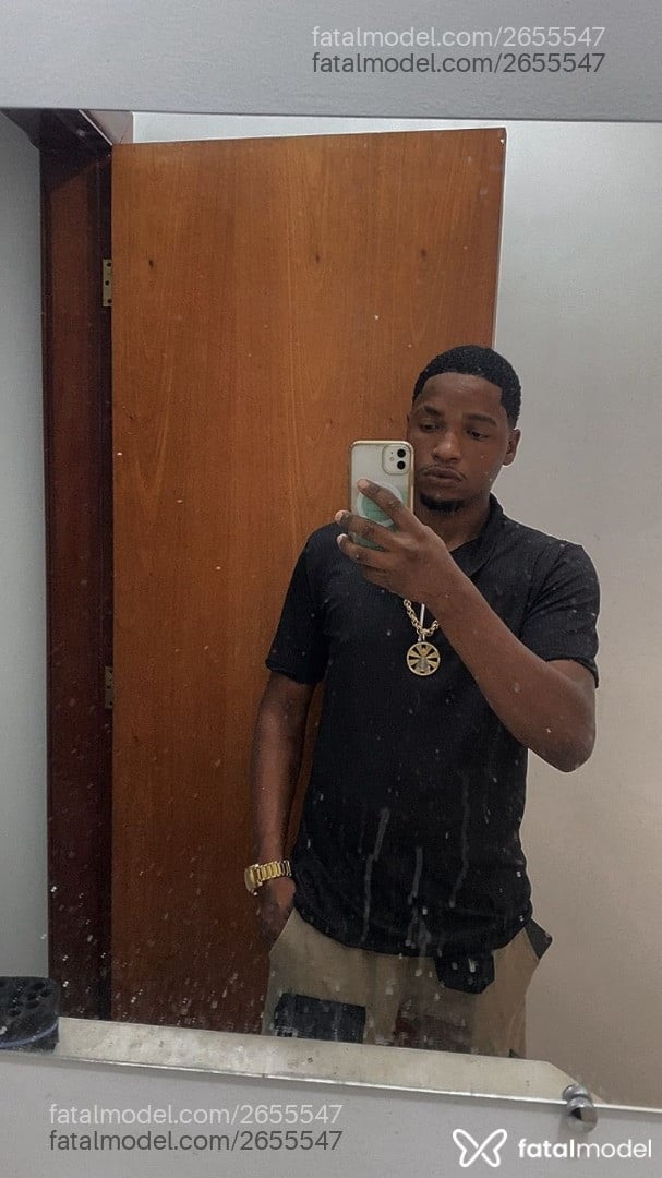 Acompanhante homem com cabelo castanho de olhos pretos em Pindamonhangaba Acompanhante homem com cabelo castanho de olhos pretos em Pindamonhangaba - Sorriso