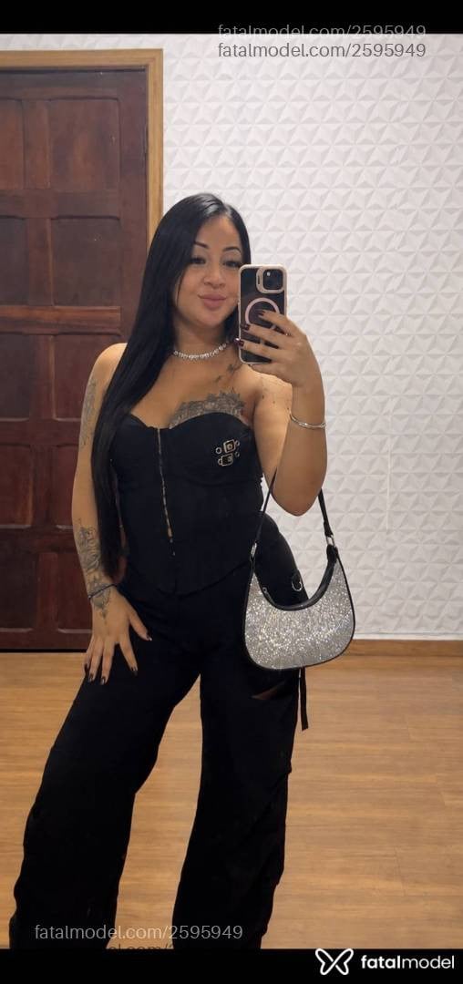 Acompanhante mulher loira (o) de olhos castanhos - Thaynara
