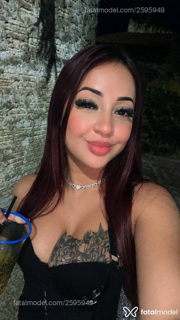 Acompanhante mulher loira (o) de olhos castanhos - Thaynara