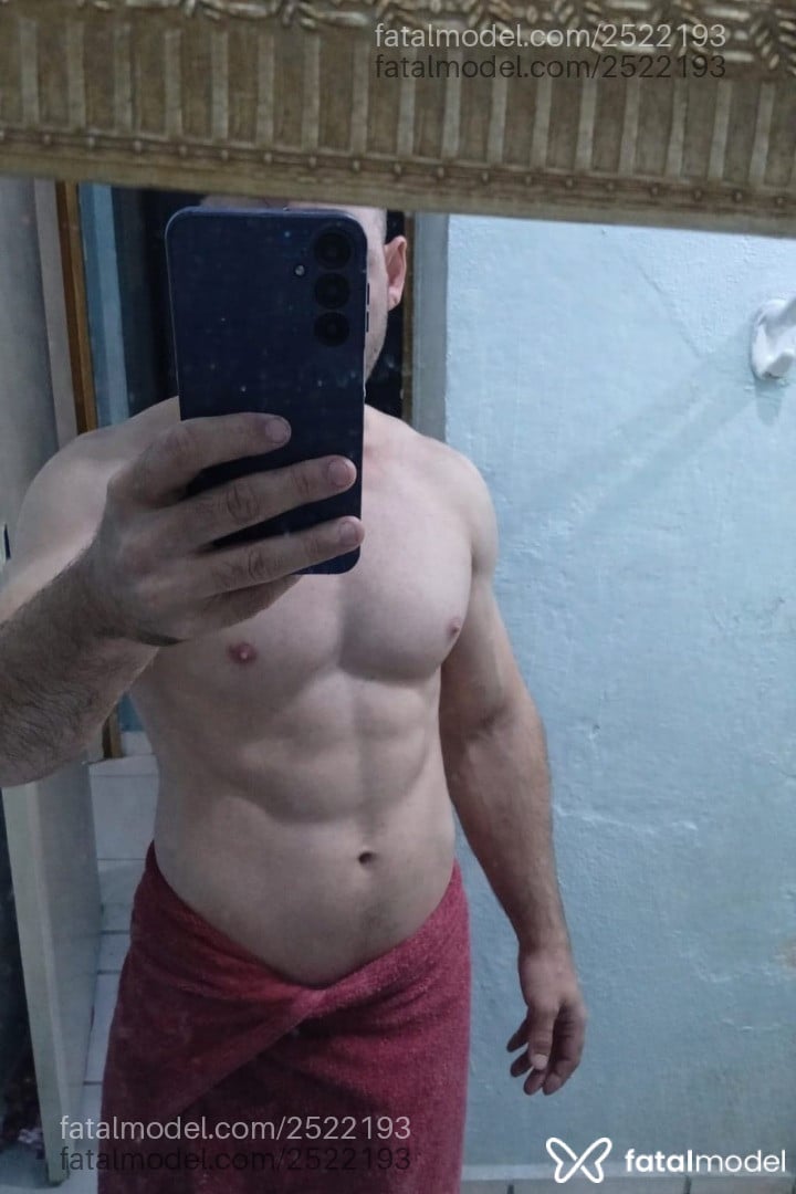 Acompanhante homem com cabelo castanho de olhos castanhos - Lucas Freitas