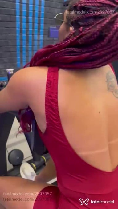 Acompanhante mulher morena (o) de olhos castanhos - Mikaella