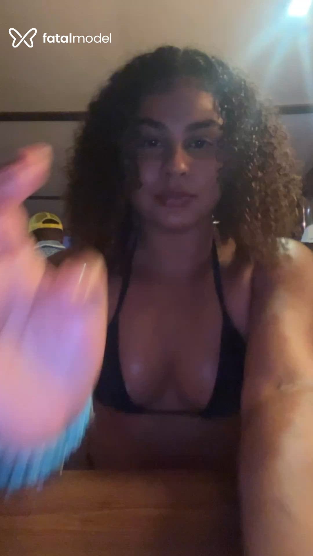 Acompanhante mulher com cabelo castanho de olhos castanhos - Bibilatina