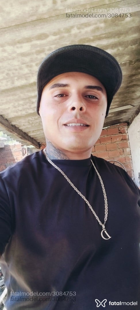 Acompanhante não-binário com cabelo castanho de olhos pretos em Guarujá - Ricardo