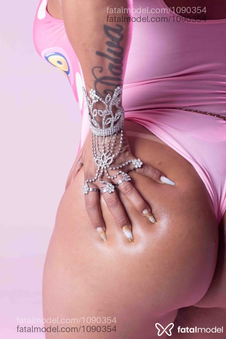 Acompanhante travesti com cabelo castanho de olhos castanhos em Campina Grande - Alesandra Dias