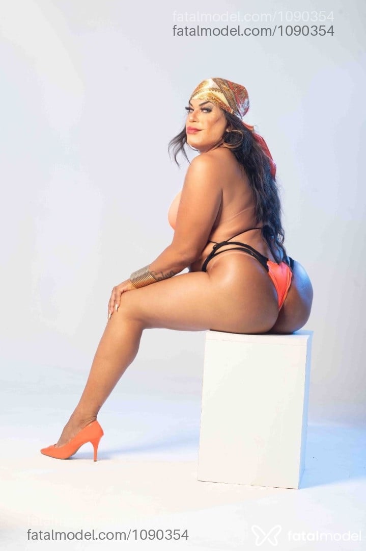 Acompanhante travesti com cabelo castanho de olhos castanhos em Campina Grande - Alesandra Dias