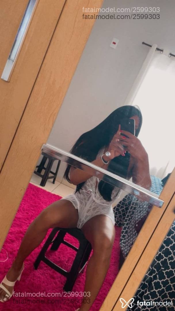 Acompanhante mulher trans com cabelo castanho de olhos pretos - Evy Ribeiro