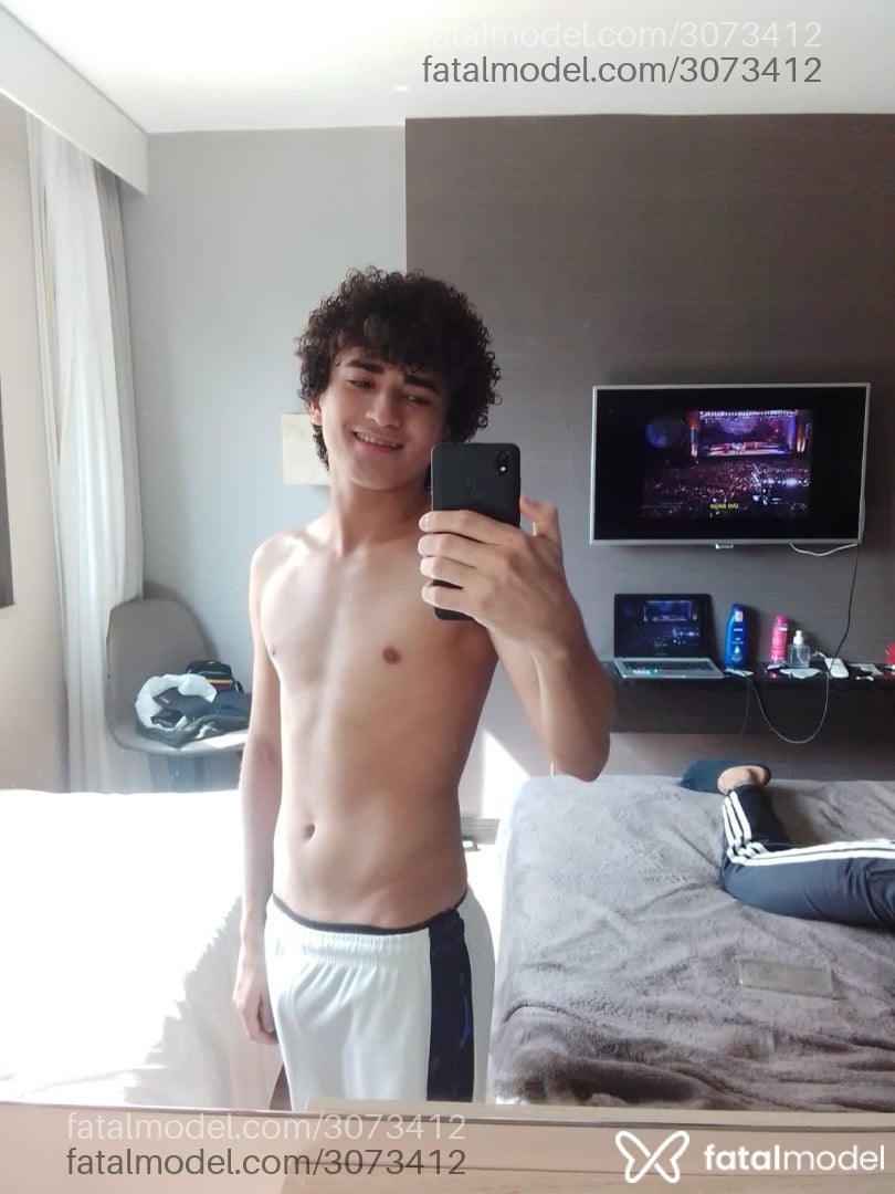 Acompanhante homem com cabelo colorido de olhos pretos em Rio de Janeiro - Brendon Henrique