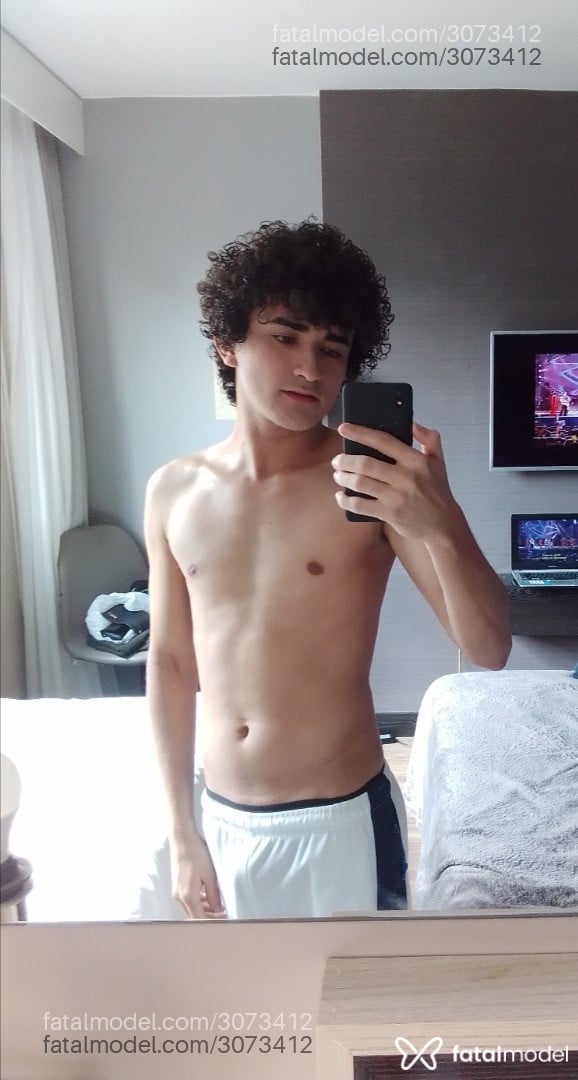 Acompanhante homem com cabelo colorido de olhos pretos em Rio de Janeiro - Brendon Henrique