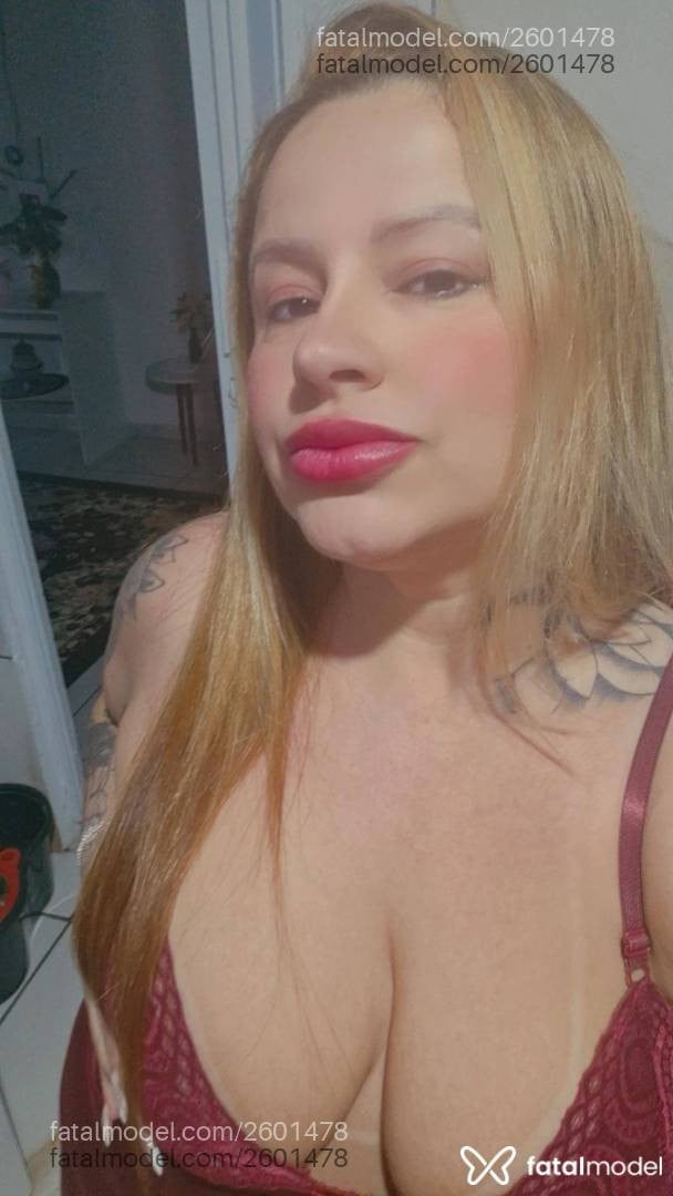Acompanhante mulher loira (o) de olhos castanhos - Lívia Santos