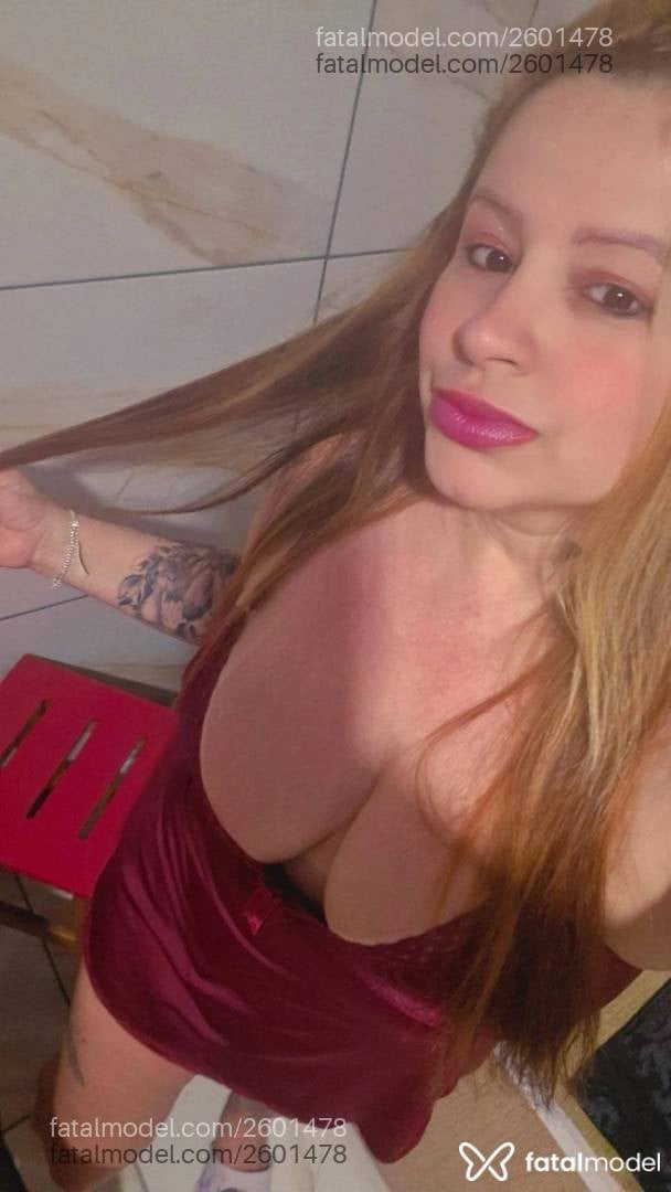 Acompanhante mulher loira (o) de olhos castanhos - Lívia Santos