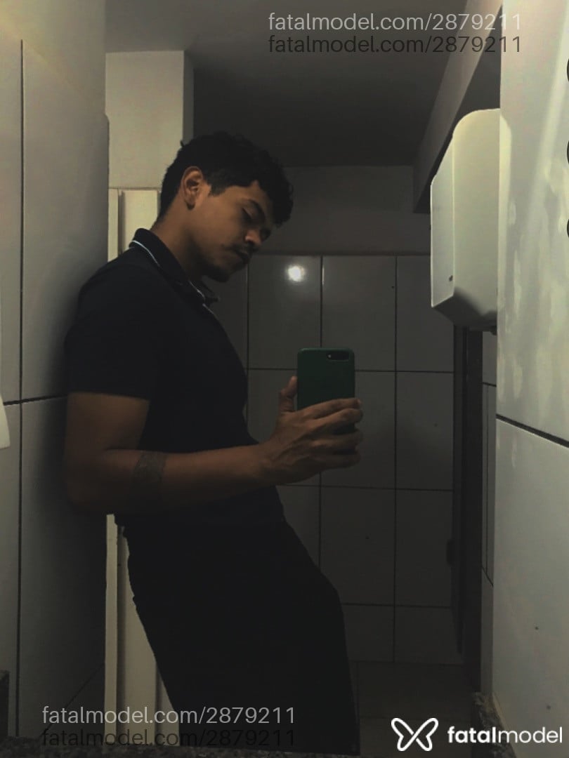 Acompanhante homem com cabelo castanho de olhos pretos - Zafir Acompanhante homem com cabelo castanho de olhos pretos - Zafir