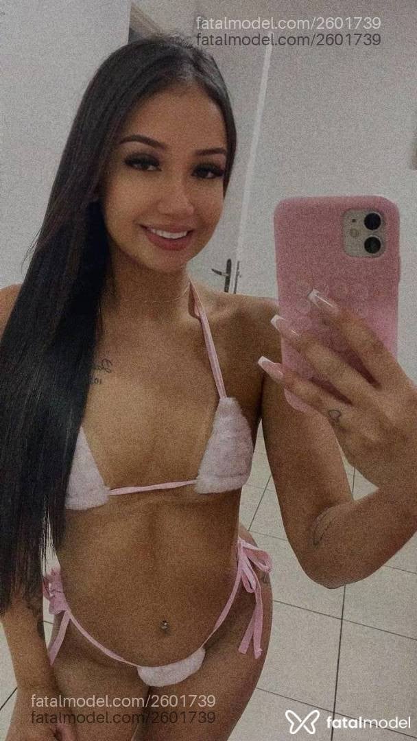 Acompanhante mulher com cabelo castanho de olhos mel - Alice Monteiro Acompanhante mulher com cabelo castanho de olhos mel - Alice Monteiro