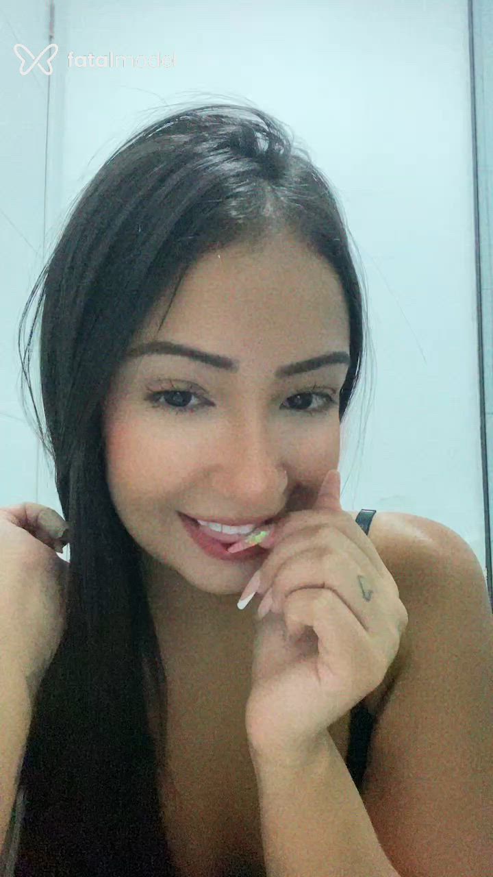 Acompanhante mulher com cabelo castanho de olhos mel em Balneário Camboriú Acompanhante mulher com cabelo castanho de olhos mel em Balneário Camboriú - Alice Monteiro