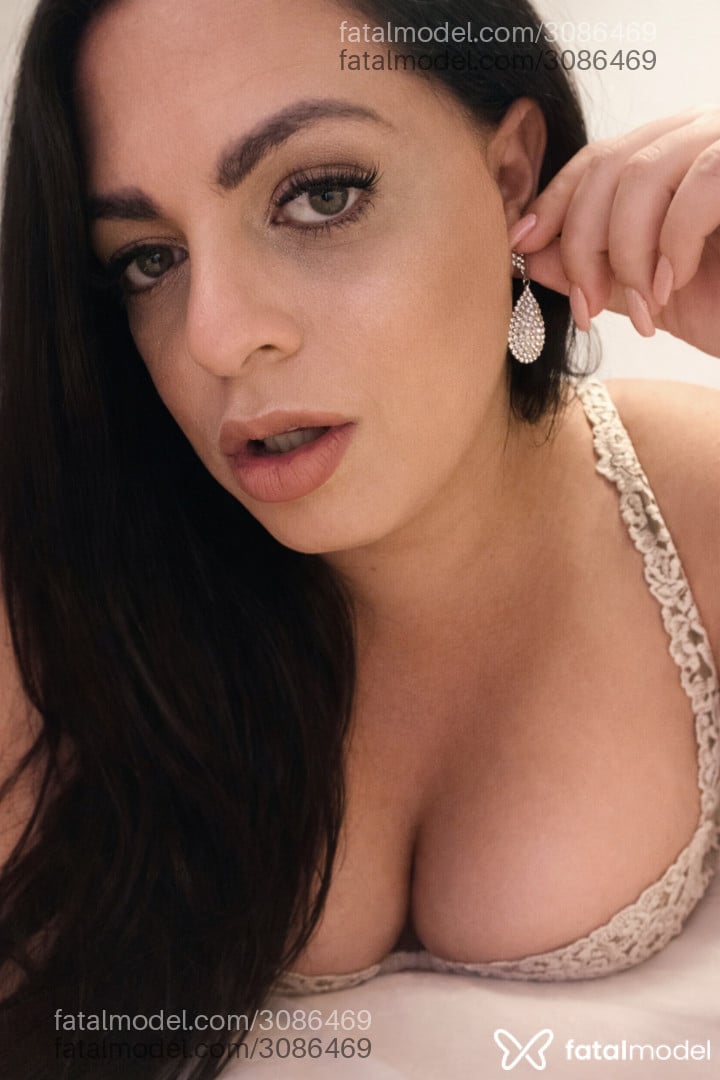 Acompanhante mulher trans com cabelo castanho de olhos verdes em Cotia - Fernanda Monteiro