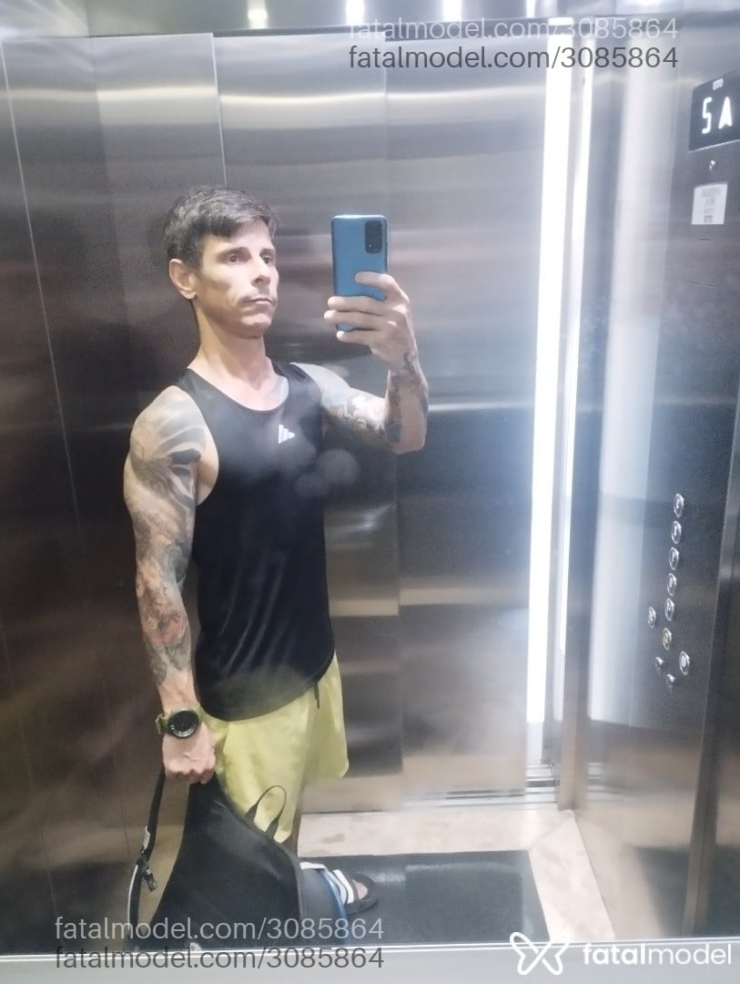 Acompanhante homem com cabelo castanho de olhos castanhos em João Pessoa Acompanhante homem com cabelo castanho de olhos castanhos em João Pessoa - Hetero
