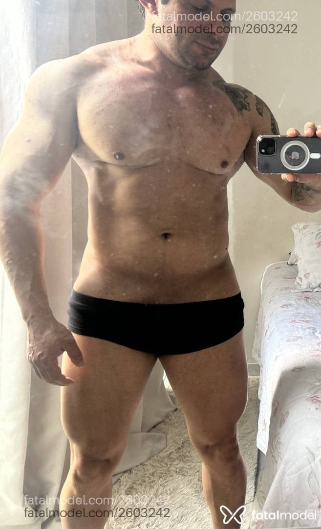 Acompanhante homem com cabelo castanho de olhos castanhos - Piter