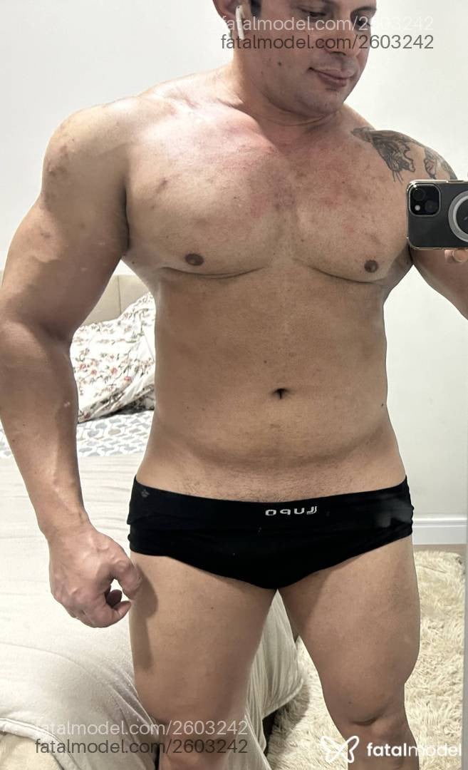 Acompanhante homem com cabelo castanho de olhos castanhos - Piter