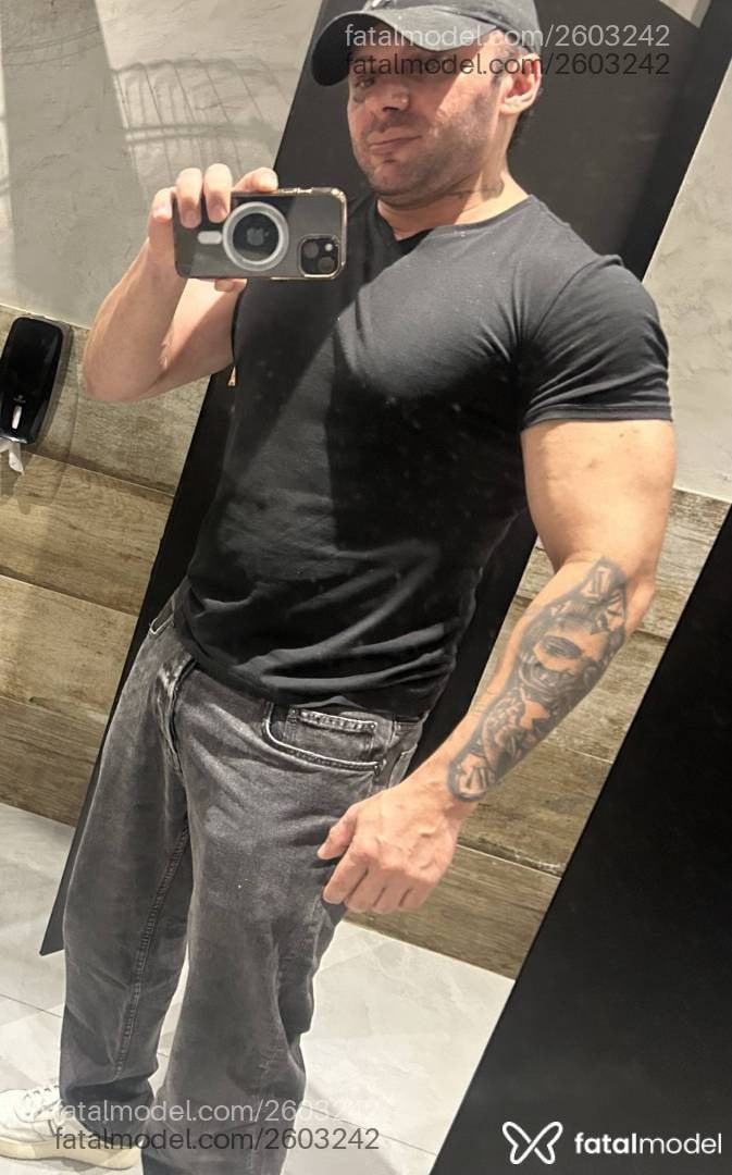 Acompanhante homem com cabelo castanho de olhos castanhos - Piter