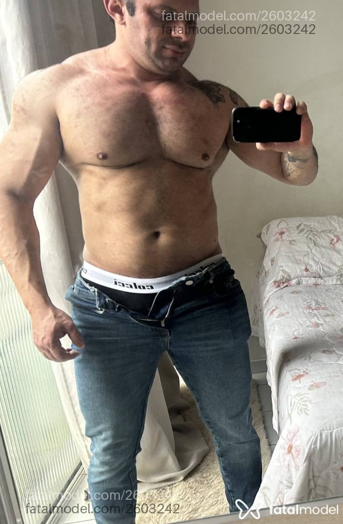 Acompanhante homem com cabelo castanho de olhos castanhos - Piter