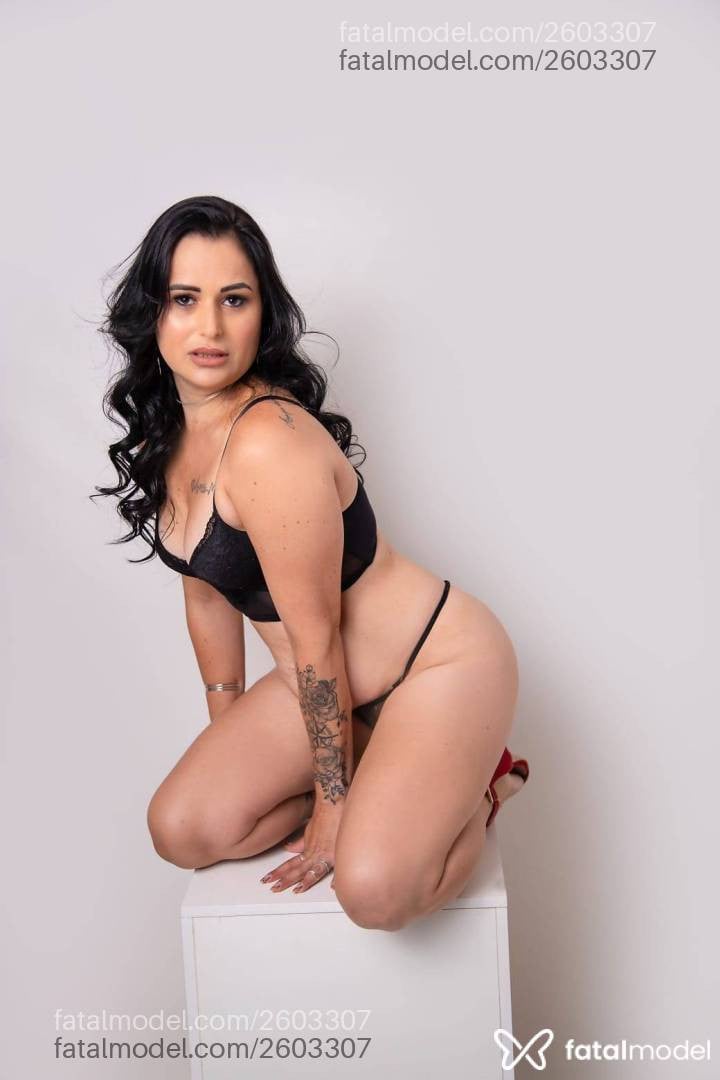 Acompanhante mulher com cabelo castanho de olhos castanhos em Araxá - Valeska