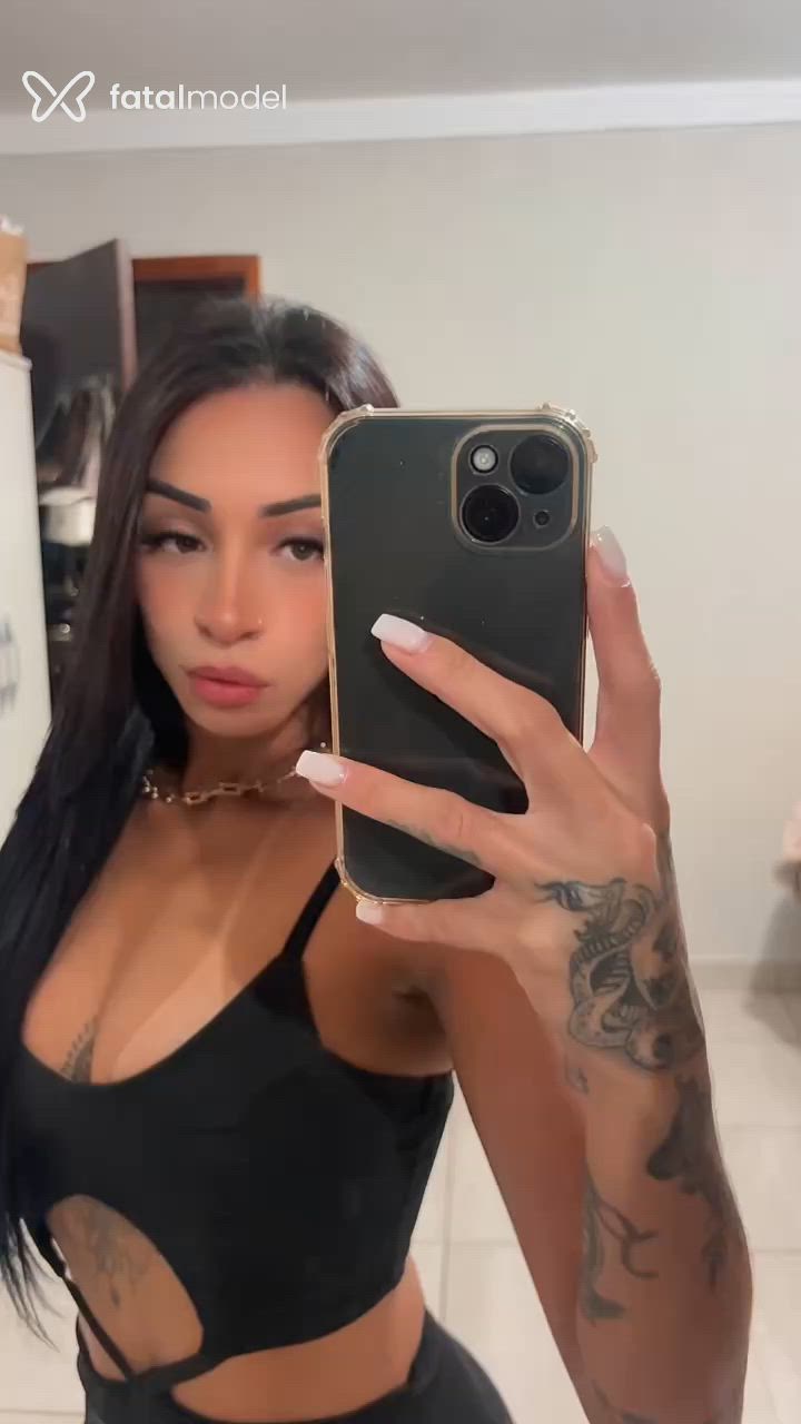 Acompanhante mulher morena (o) de olhos verdes - Mirella Campos