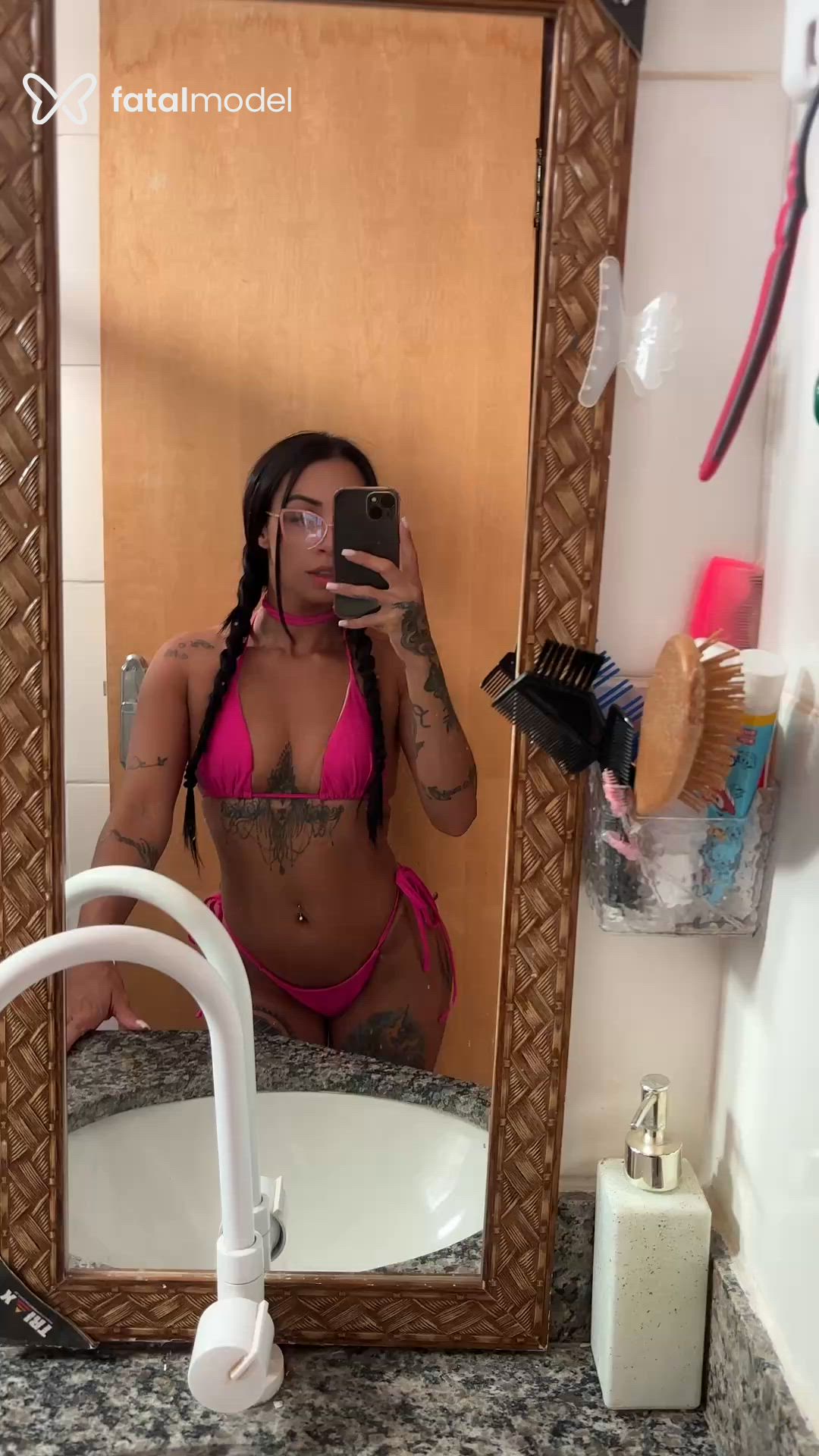 Acompanhante mulher morena (o) de olhos verdes - Mirella Campos