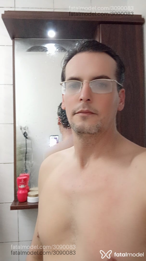 Acompanhante homem com cabelo castanho de olhos castanhos - Everton Vaz Acompanhante homem com cabelo castanho de olhos castanhos - Everton Vaz