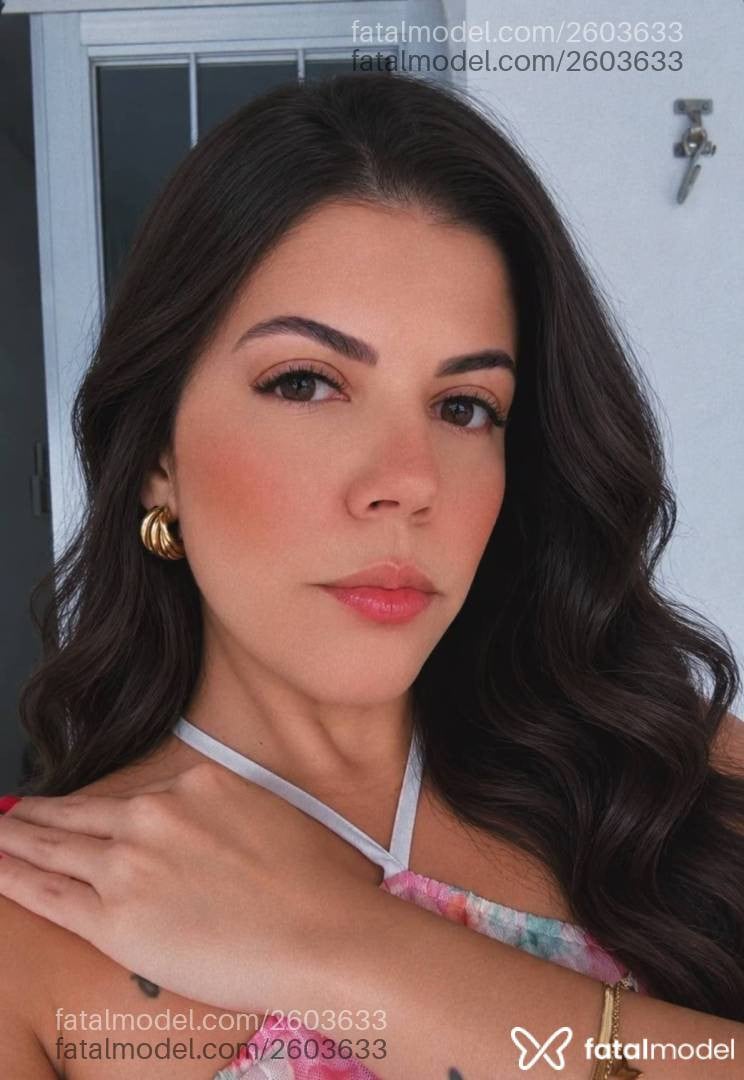Acompanhante mulher com cabelo castanho de olhos castanhos - Karis