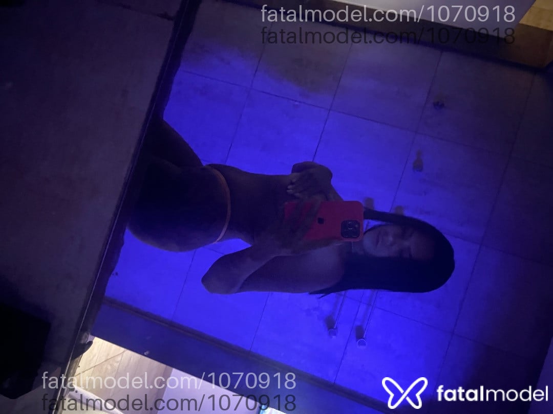 Acompanhante mulher com cabelo castanho de olhos castanhos em Recife Acompanhante mulher com cabelo castanho de olhos castanhos em Recife - Emilly