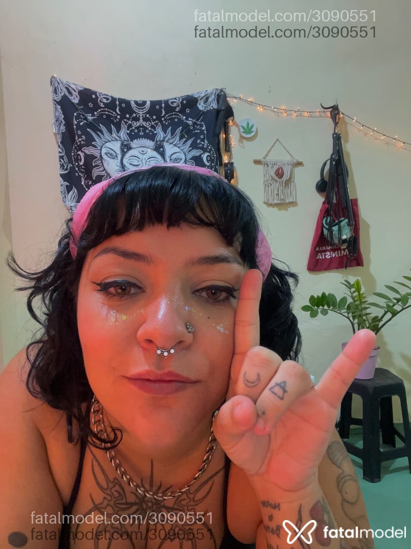 Acompanhante mulher morena (o) de olhos mel em Virtual Acompanhante mulher morena (o) de olhos mel em Virtual - Goddess Astrid