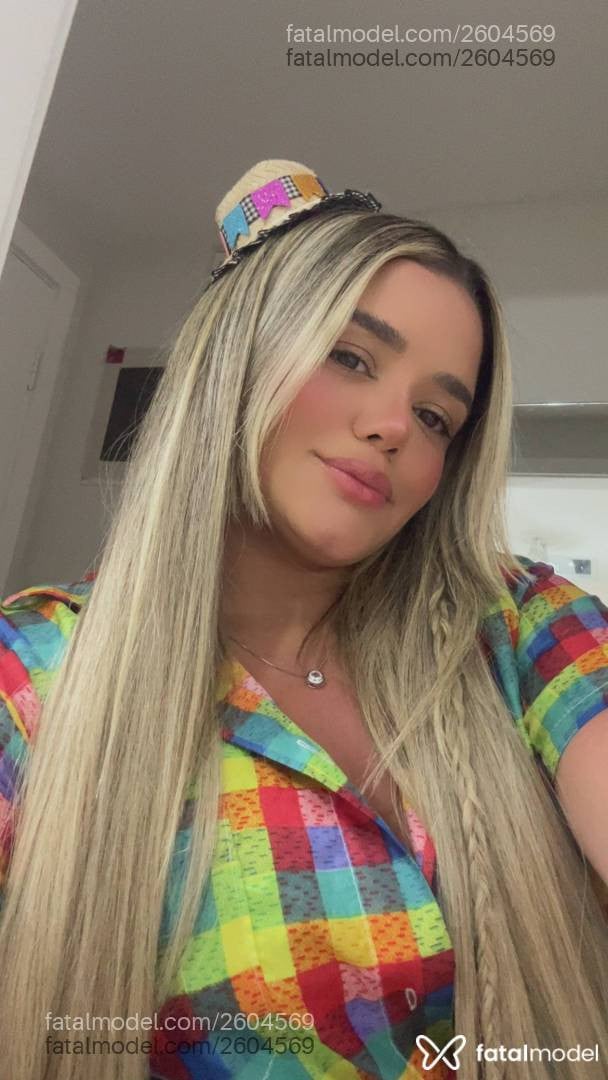 Acompanhante mulher loira (o) de olhos castanhos - Laura Muniz
